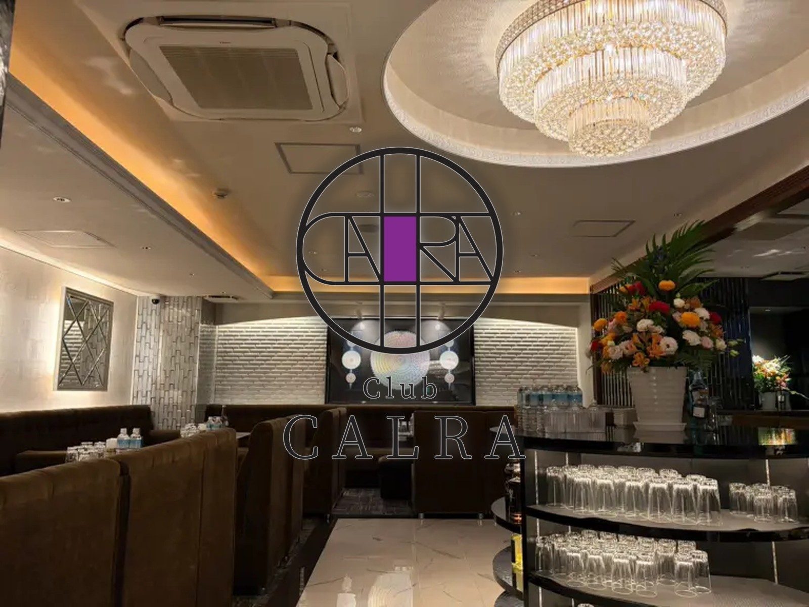 Club CALRA（カルラ）北新地の店内。シャンデリアのあるフロア