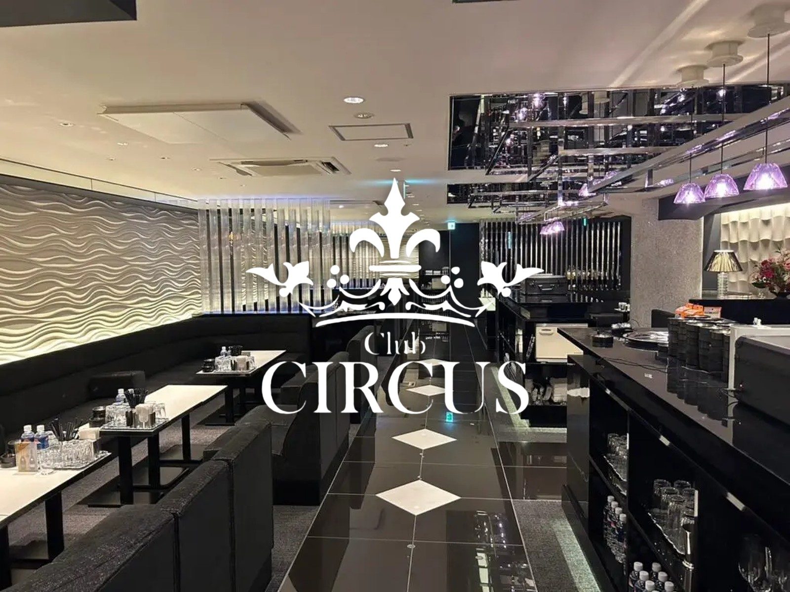 Club CIRCUS（サーカス）ミナミの店内。壁沿いにコの字に回るソファ席