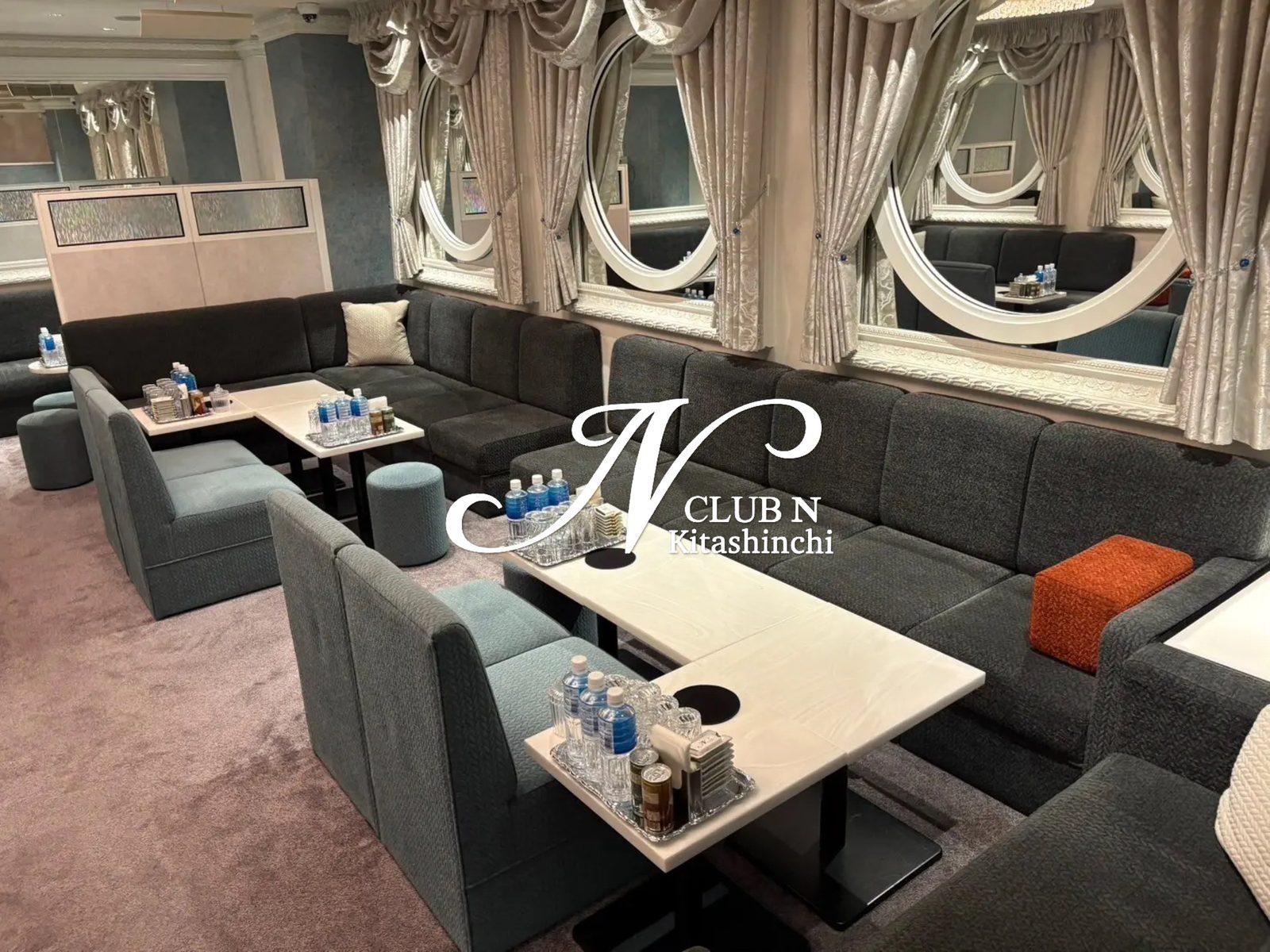 CLUB N（エヌ）北新地の店内。壁沿いに続くソファ席