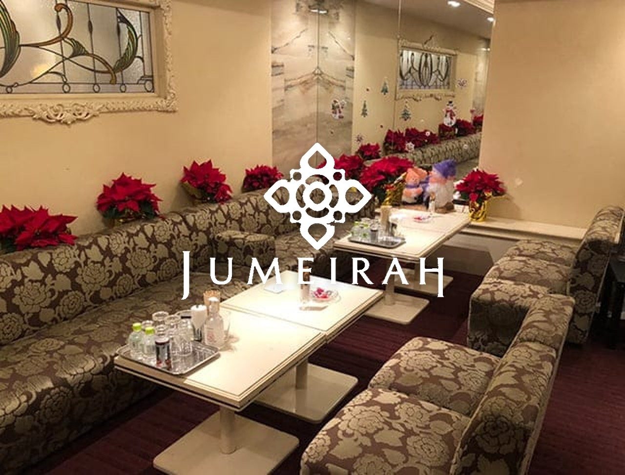 CLUB JUMEIRAH（ジュメイラ）北新地の店内。壁沿いにコの字に回るソファ席（撮影時は季節の装飾が入っています）