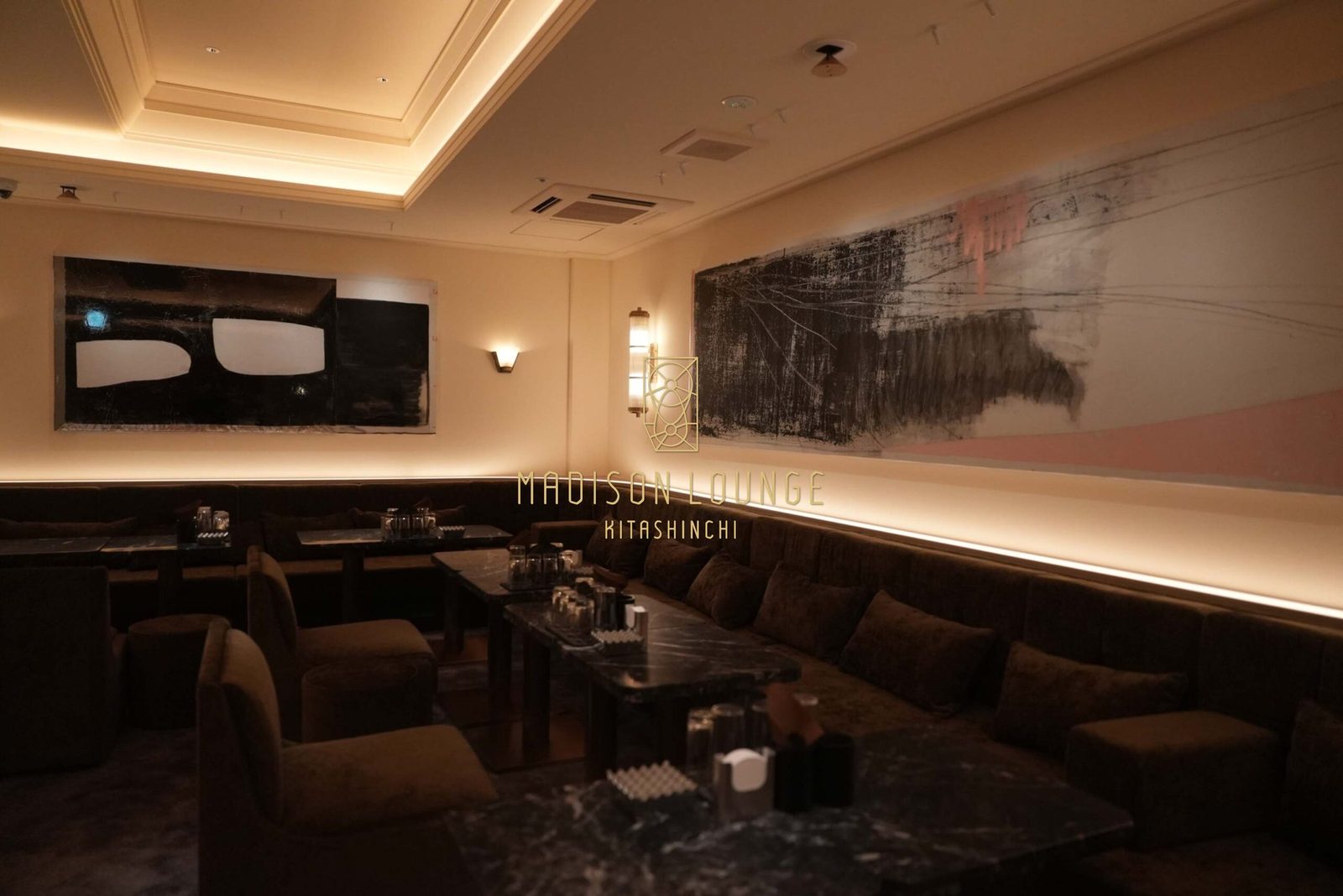 MADISON LOUNGE（マディソンラウンジ）北新地の店内。壁沿いに続くソファ席