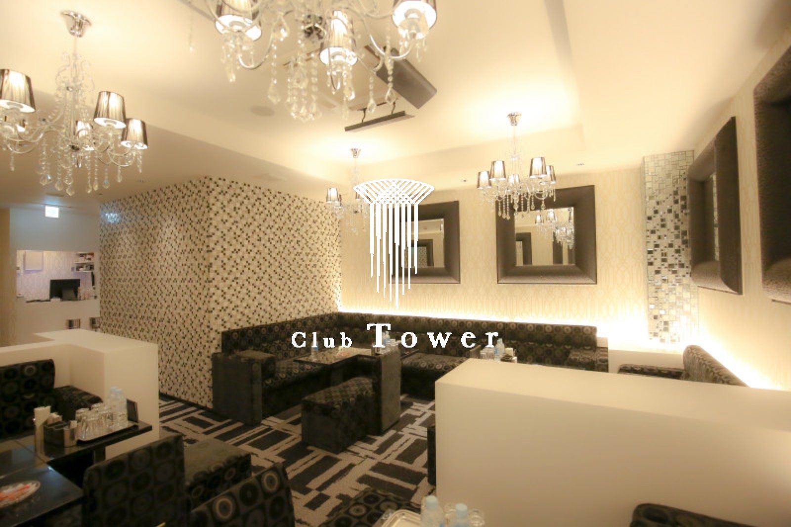 Club Tower（タワー）北新地の店内。ボックス席とカウンター