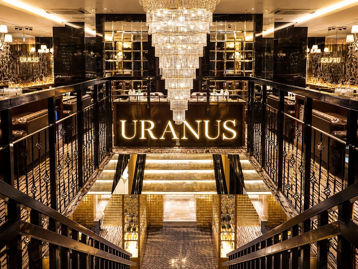 URANUS（ウラノス）北新地の店内。中央の階段とボックス席
