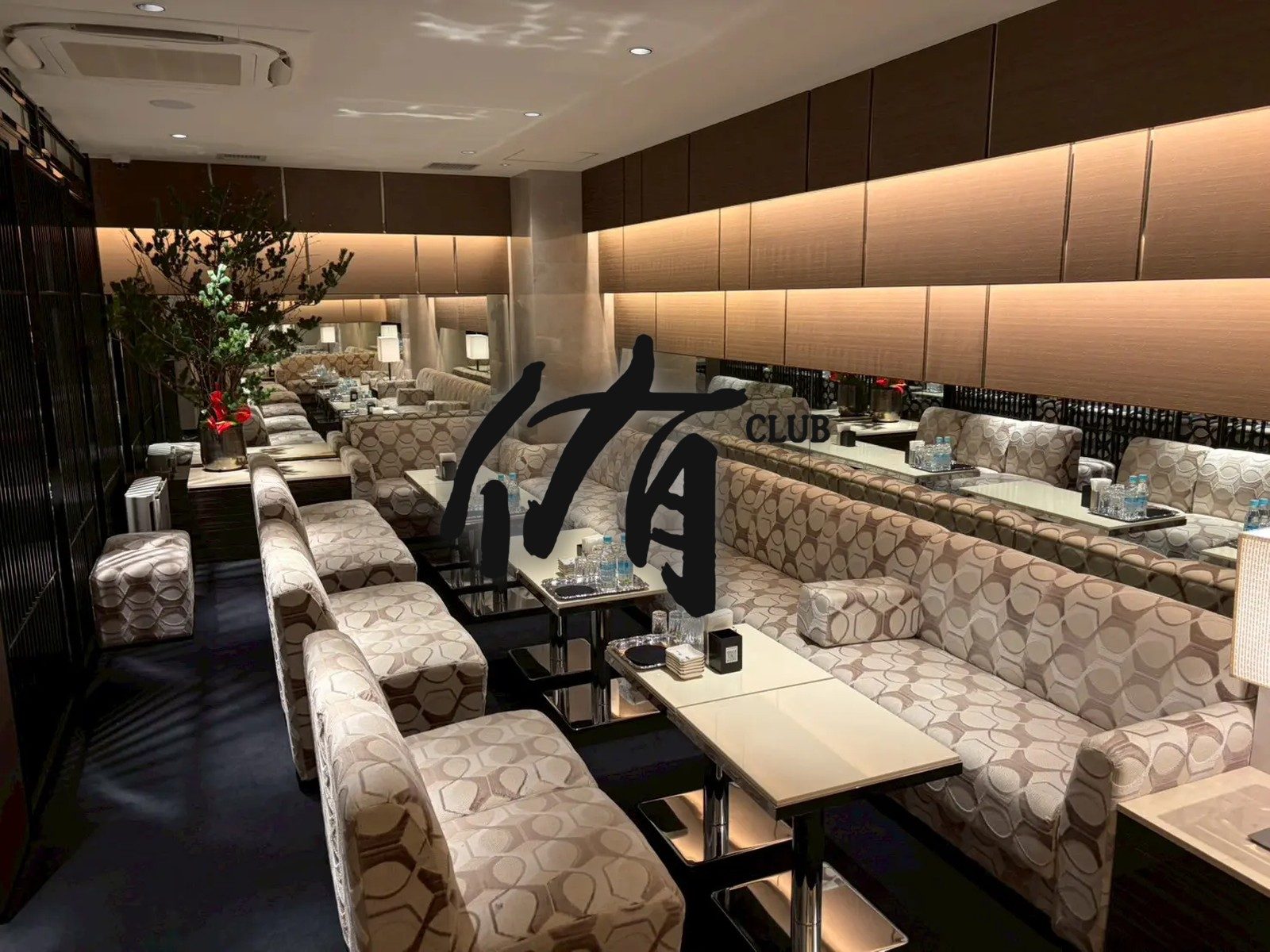 CLUB侑（ゆう）北新地の店内。壁沿いに続くソファ席